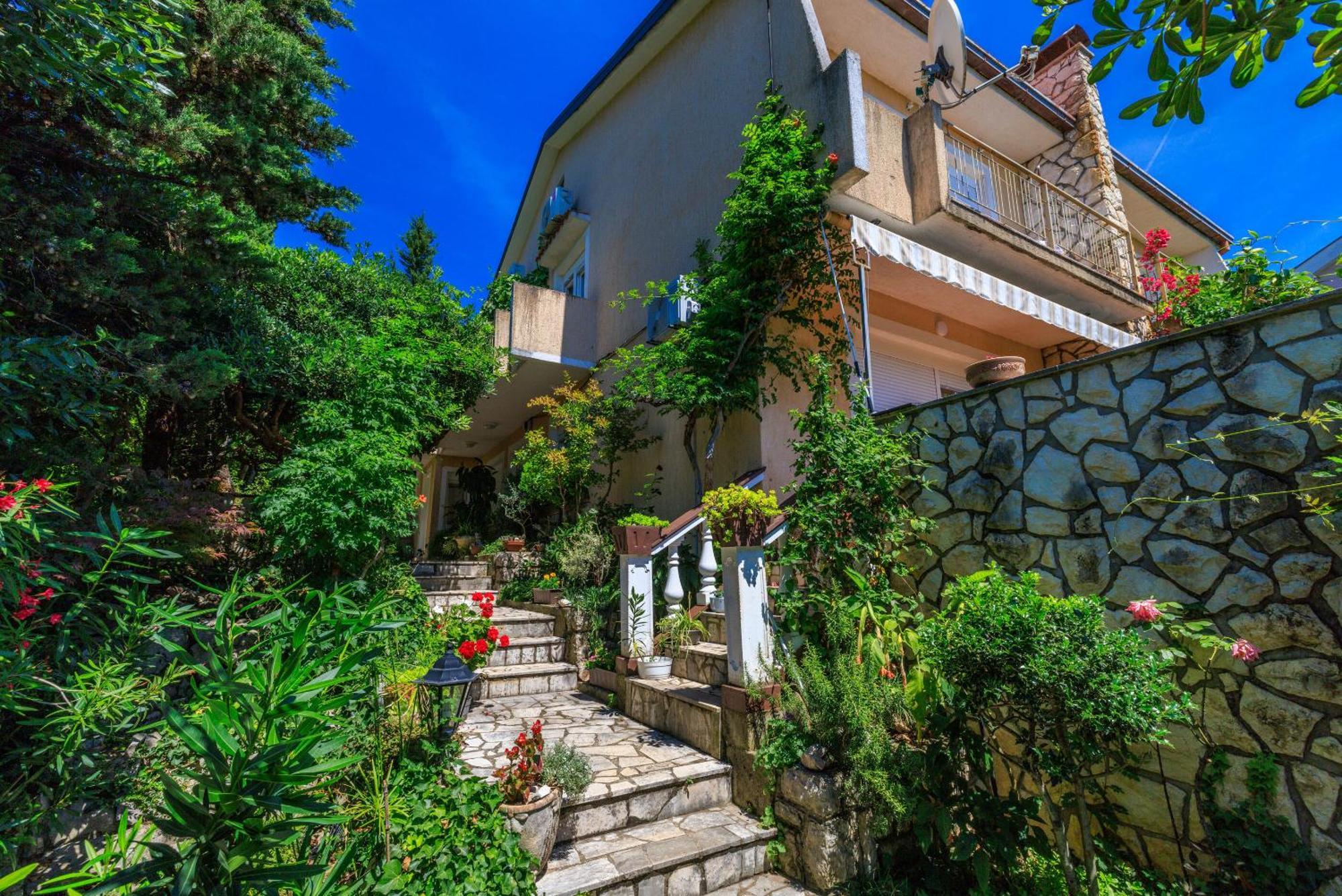 Apartments And Room Mirjana Dramalj Kültér fotó